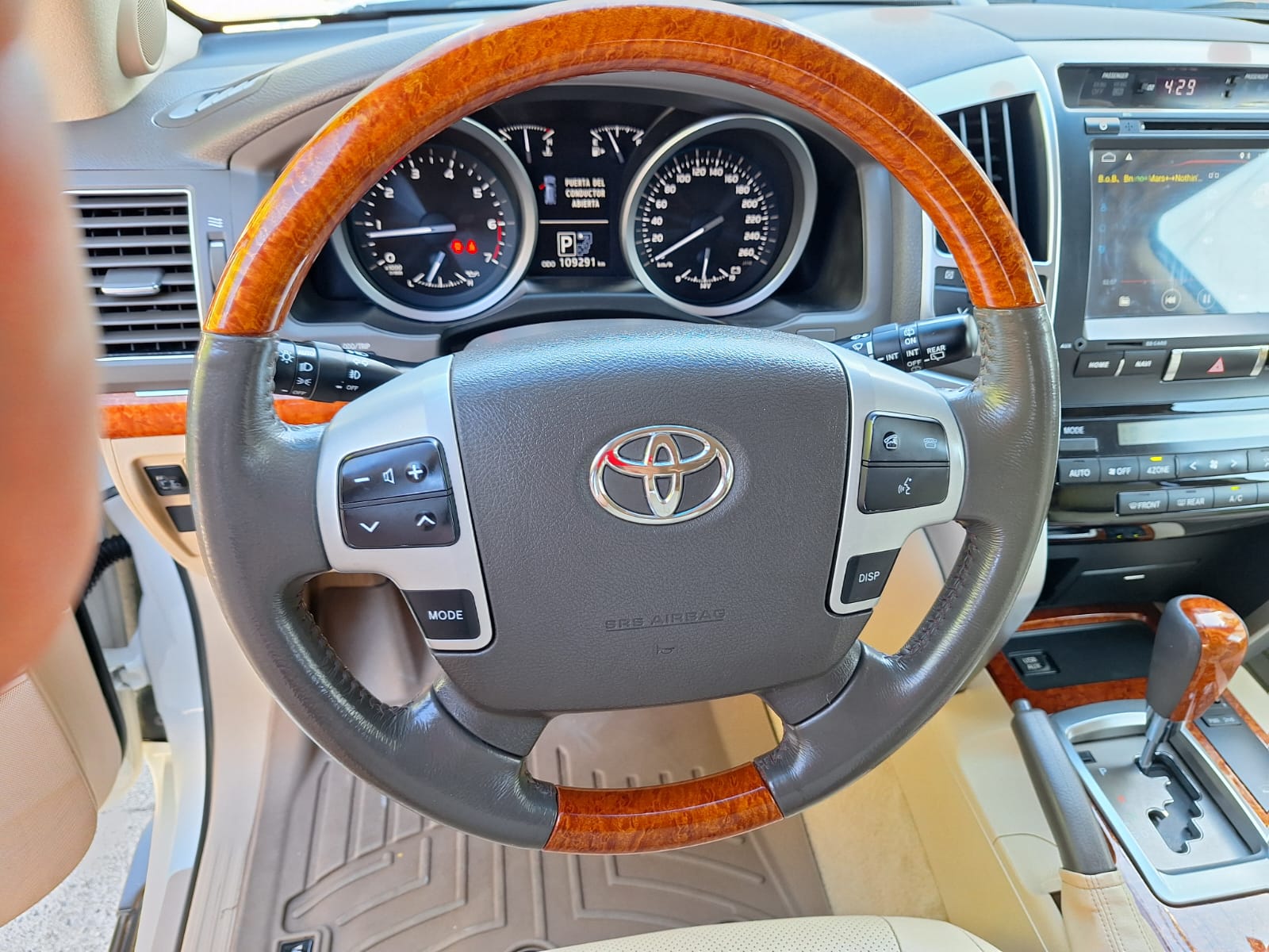 Toyota Land Cruiser V8 2014