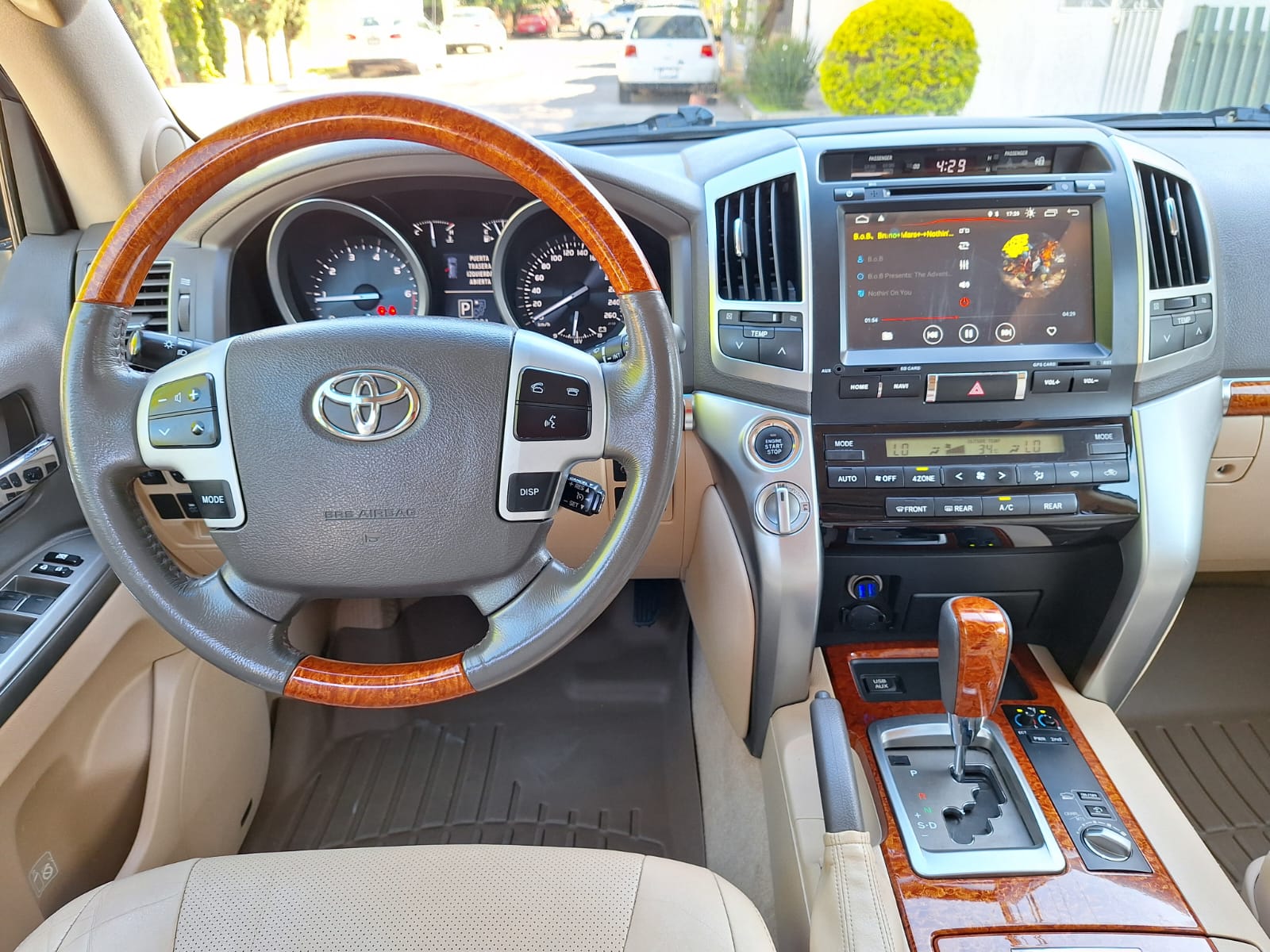 Toyota Land Cruiser V8 2014