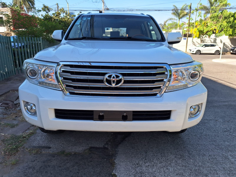 Toyota Land Cruiser V8 2014