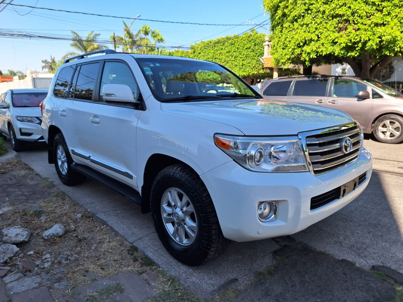 Toyota Land Cruiser V8 2014