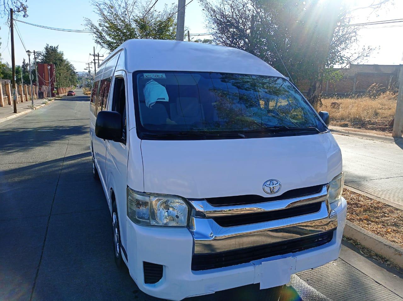 Toyota Hiace Larga 15 pasajeros 2014