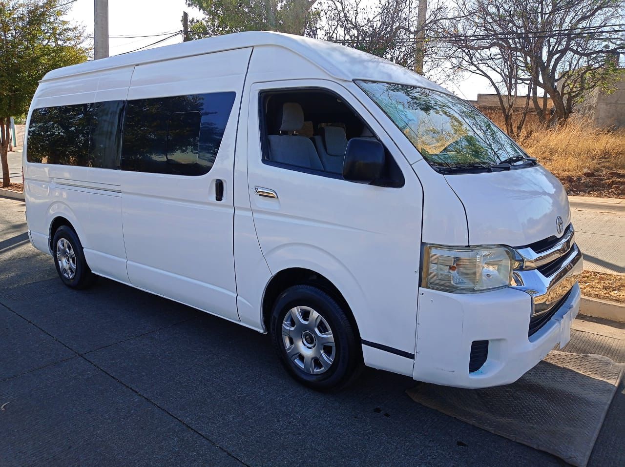 Toyota Hiace Larga 15 pasajeros 2014