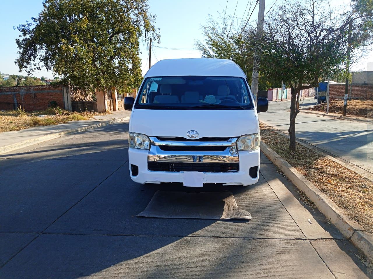 Toyota Hiace Larga 15 pasajeros 2014