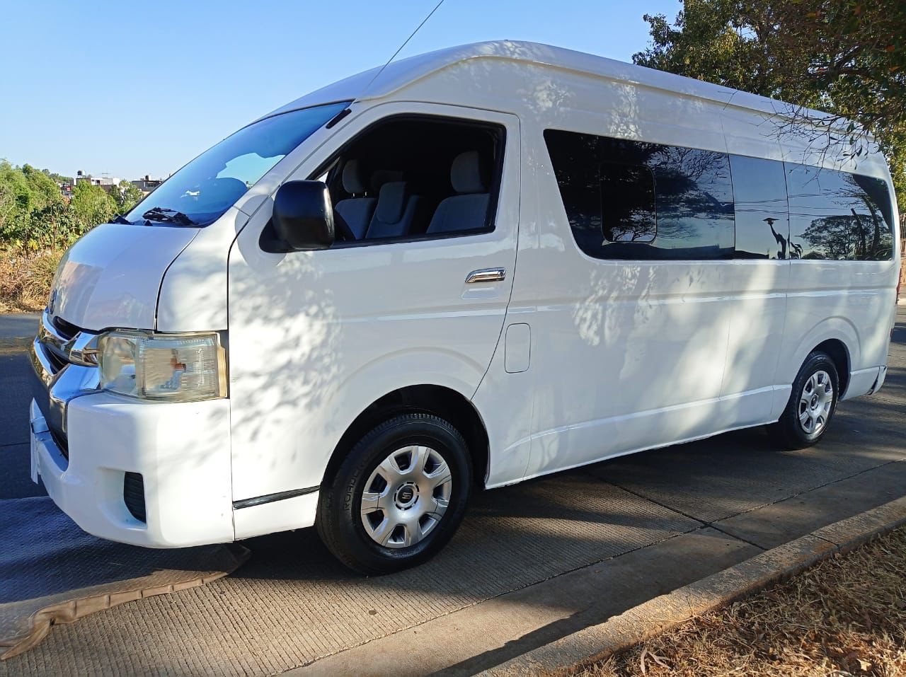 Toyota Hiace Larga 15 pasajeros 2014