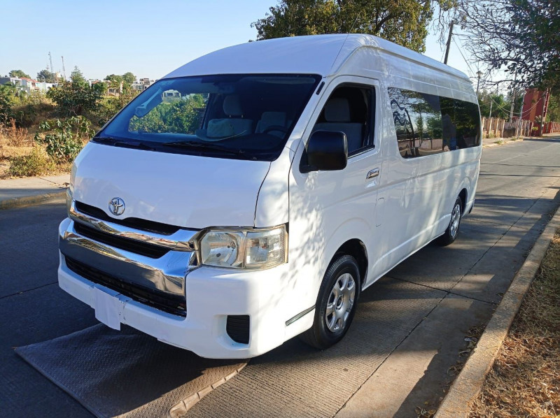 Toyota Hiace Larga 15 pasajeros 2014