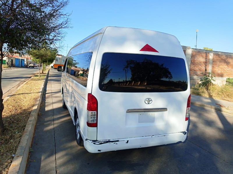 Toyota Hiace Larga 15 pasajeros 2014