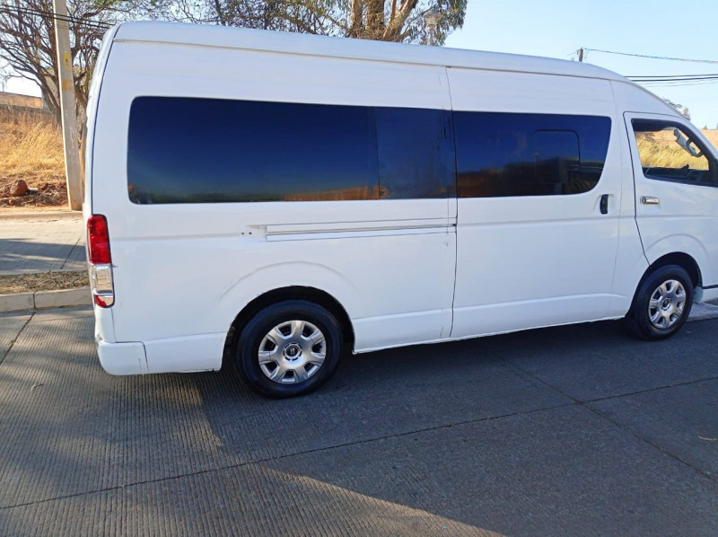 Toyota Hiace Larga 15 pasajeros 2014