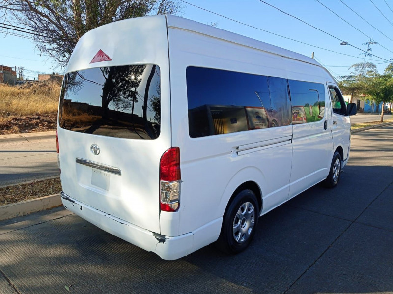 Toyota Hiace Larga 15 pasajeros 2014