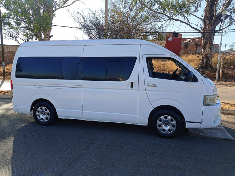 Toyota Hiace Larga 15 pasajeros 2014