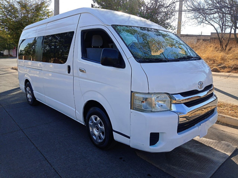 Toyota Hiace Larga 15 pasajeros 2014