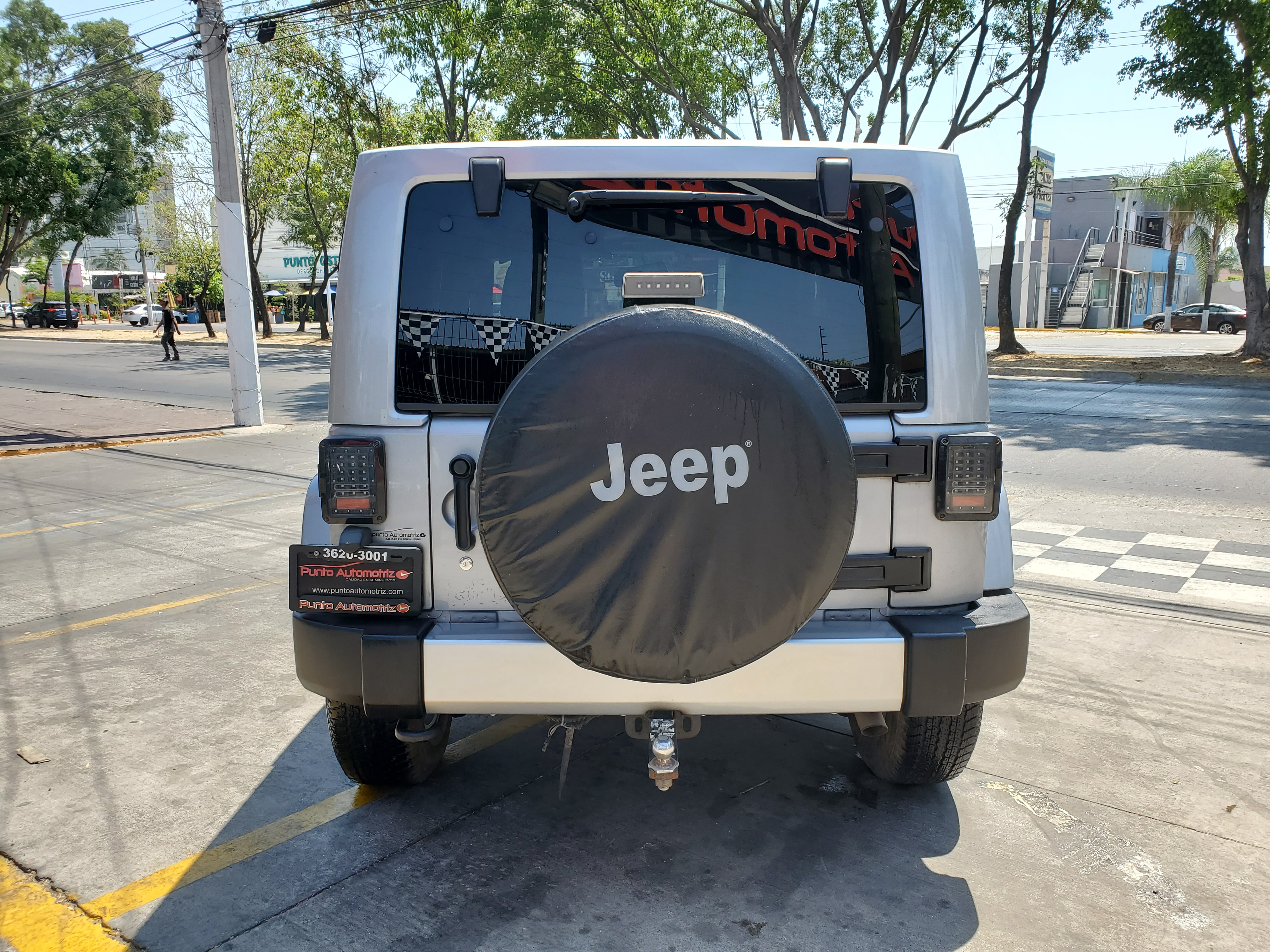 Jeep Wrangler 2015 SAHARA Automático Plata