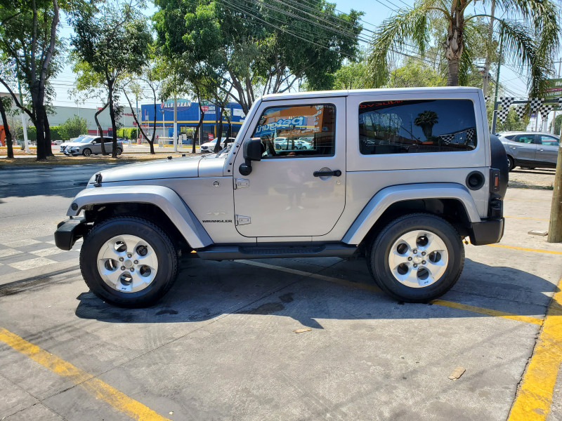 Jeep Wrangler 2015 SAHARA Automático Plata