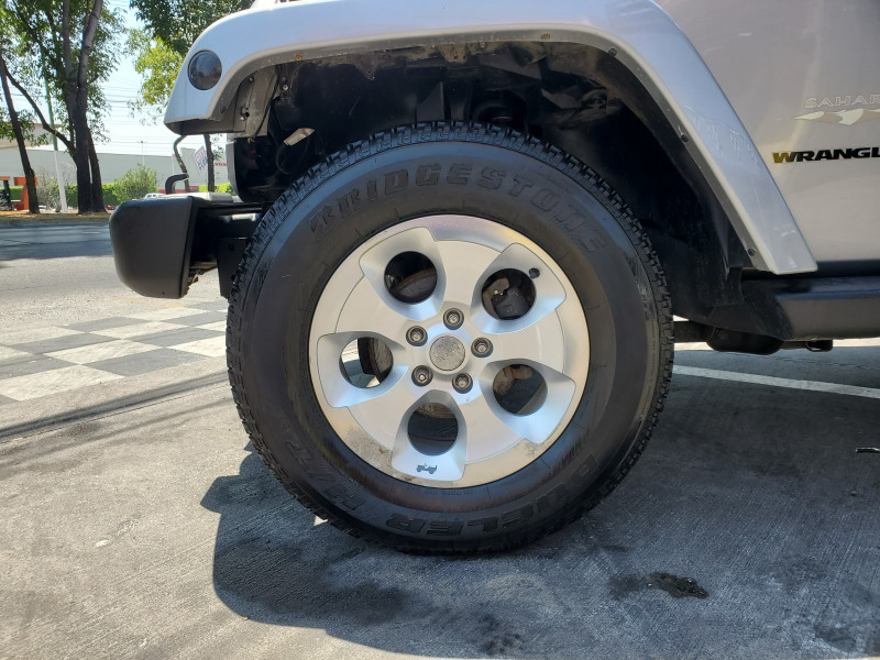 Jeep Wrangler 2015 SAHARA Automático Plata